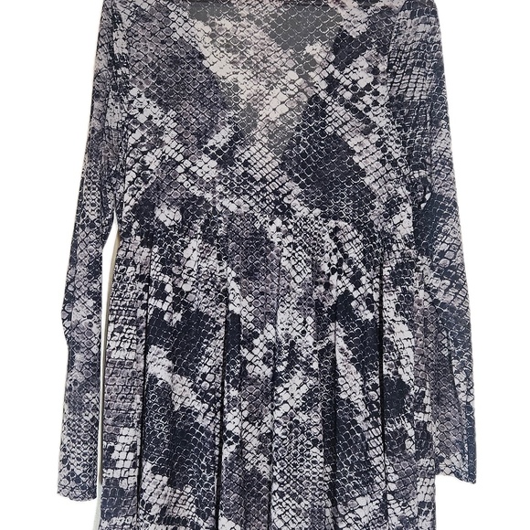 Torrid Tunic Top Womens 1 Black Gray Snakeskin Print Long Sleeve V Neck Surplice - Picture 3 of 8